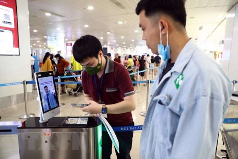 Chính thức từ hôm nay sử dụng VNeID đối với khách làm thủ tục đi máy bay 