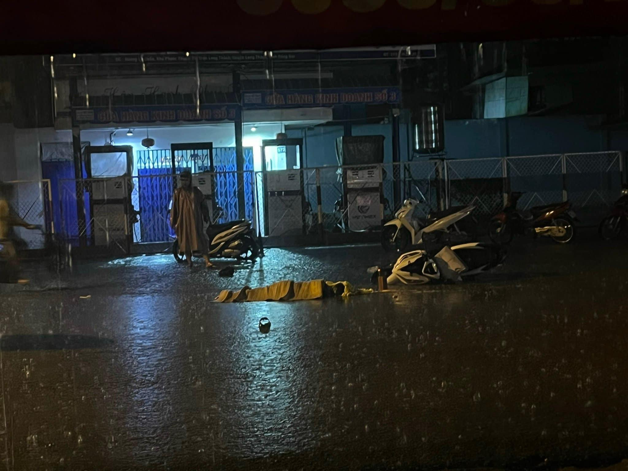 Va chạm xe tải trong cơn mưa lớn, đôi nam nữ thương vong