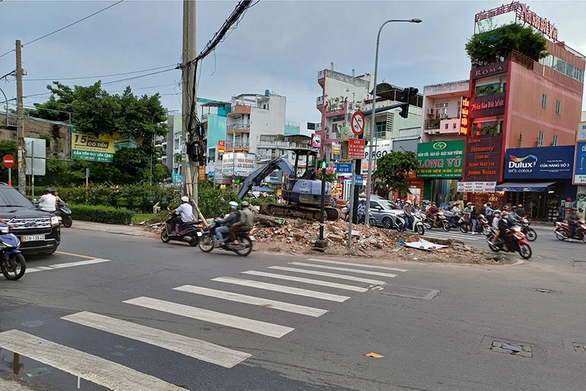 Tháo dỡ căn nhà nằm giữa đường gần 1 thập niên