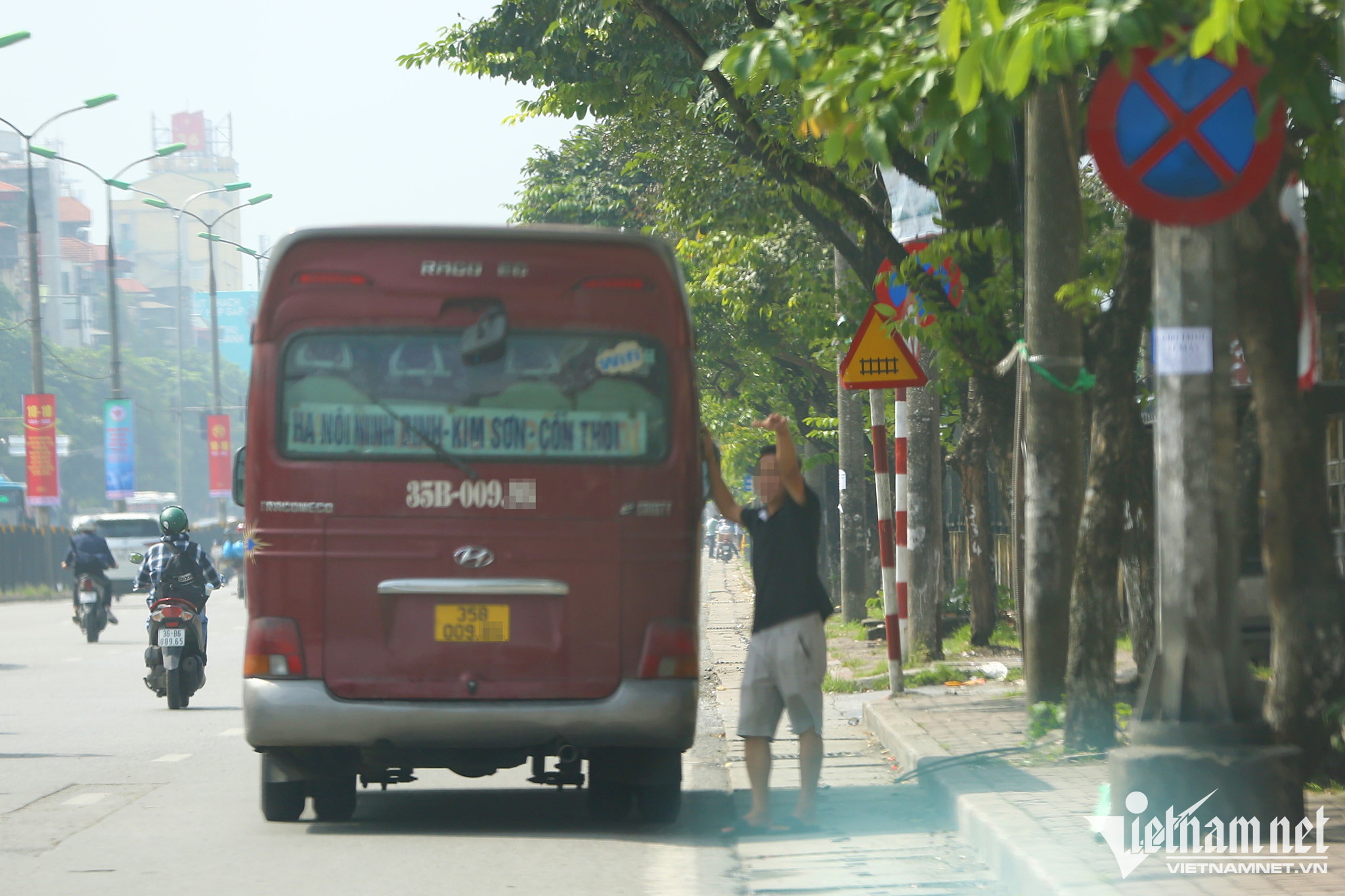 Nạn 'xe dù, bến cóc' lại nở rộ, Công an Hà Nội xử lý gần 900 trường hợp vi phạm