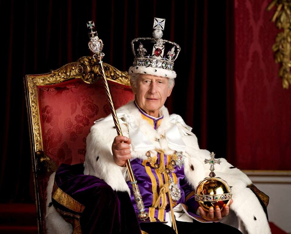 Ảnh chân dung chính thức đầu tiên của Vua Charles III sau đăng quang