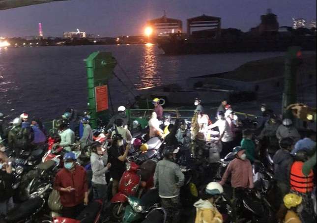 Sà lan cát tông phà chở khách, nhiều người hoảng loạn