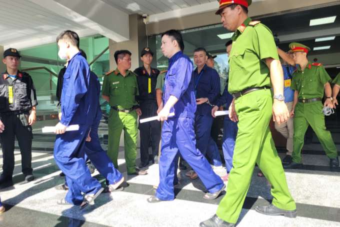 Hai 'trùm' buôn lậu xăng bị phạt 16-17 năm tù