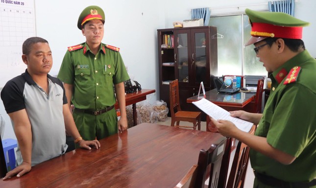 Phó giám đốc mua giấy tờ giả trên mạng để tham gia đấu thầu
