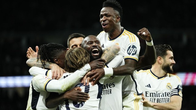 Real Madrid thắng tưng bừng trên sân nhà