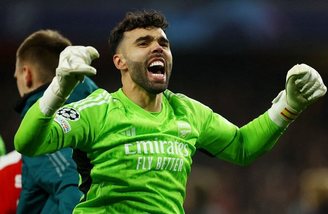 Arsenal trầy trật vượt ải Porto