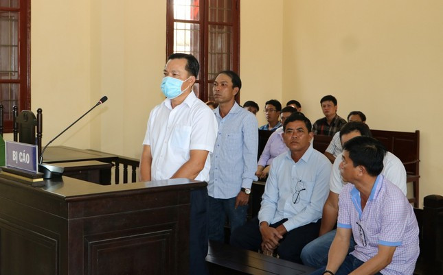 Hai cựu chủ tịch xã lãnh án vì tham ô tài sản