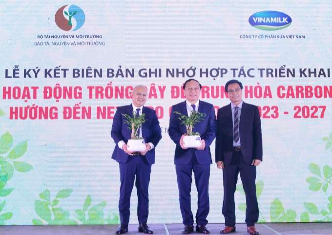 Vinamilk chi 15 tỷ đồng trồng cây để trung hòa carbon