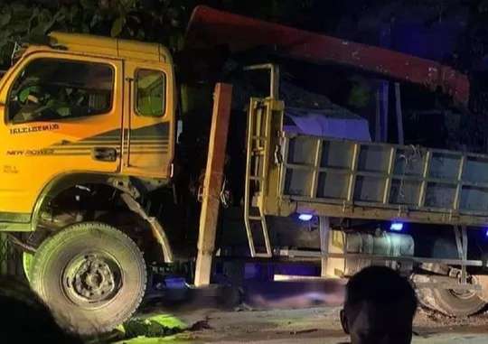 Phóng xe máy nhanh tông vào xe tải, 3 nam thanh niên tử vong tại chỗ
