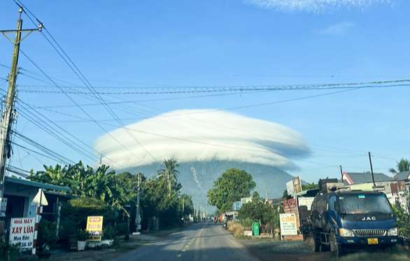 Chuyên gia nói gì về đám mây hình 'đĩa bay' trên núi Bà Đen?