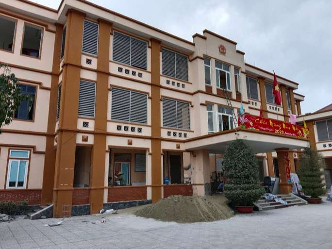 Trụ sở xã khang trang bất ngờ bị 