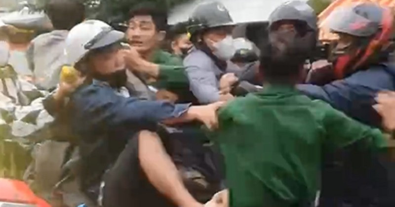 Nhóm đi mô tô không chịu xếp hàng mua vé phà Cát Lái, xô xát với người nhắc nhở