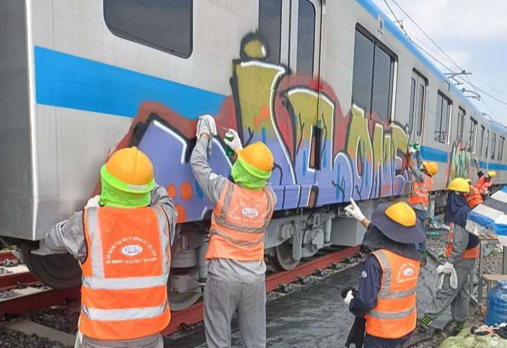 Nỗi lo lớn từ chuyện metro bị bôi bẩn