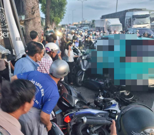 Taxi bất ngờ chuyển làn, tông 9 xe máy chờ đèn đỏ