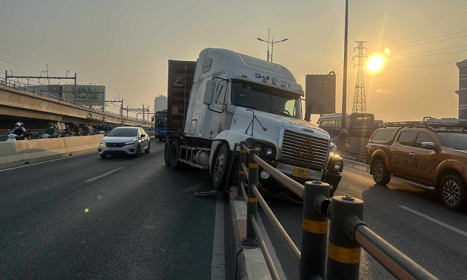 Cầu Sài Gòn kẹt xe hơn 2 km sau tai nạn