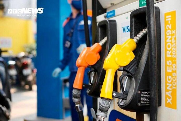 Giá xăng chiều nay dự báo giảm từ 300 – 500 đồng/lít