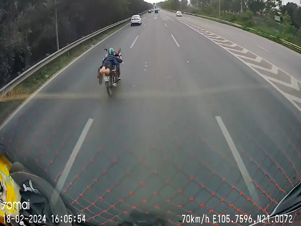 Công an làm việc với tài xế nằm ra yên xe máy, lao vun vút ở Đại lộ Thăng Long