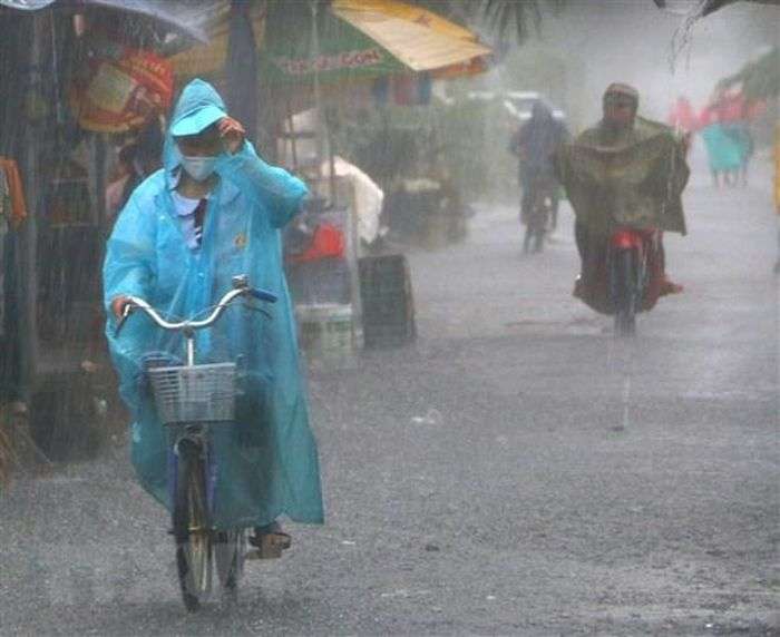 Áp thấp nhiệt đới đã đi vào Biển Đông, khả năng mạnh lên thành bão