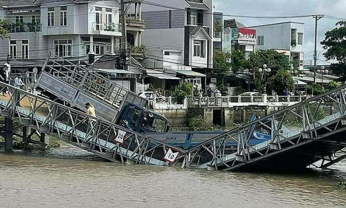Cầu tạm ở Trà Vinh sập khi thử tải