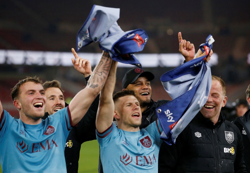 Cuộc đua thăng hạng Premier League 2023/24 diễn ra kịch tính