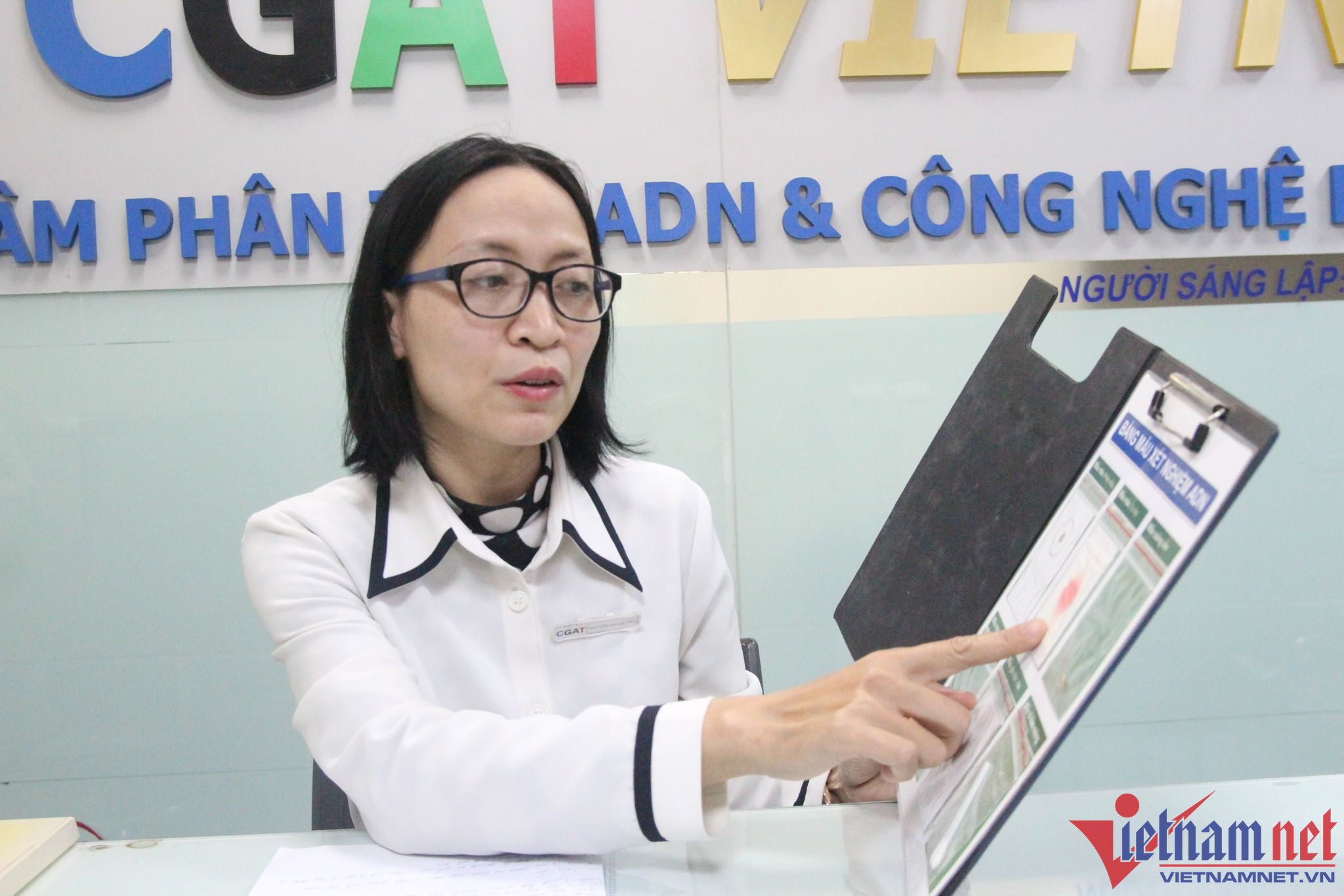 Khóc ròng ở trung tâm xét nghiệm ADN vì không nghe lời mẹ