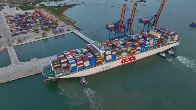 Cận cảnh siêu tàu container lớn nhất thế giới tại Bà Rịa - Vũng Tàu