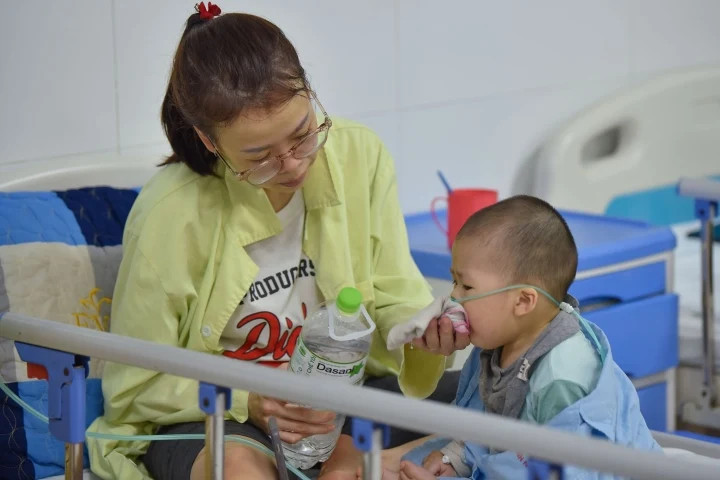 Nồm ẩm kéo dài, gia tăng trẻ nhập viện do bệnh hô hấp