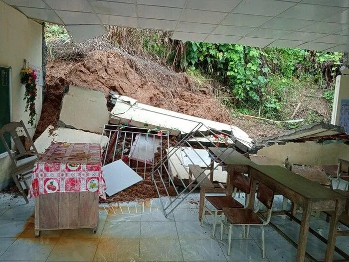 Sạt lở quả đồi, phòng học của điểm trường ở miền núi Quảng Nam đổ sập