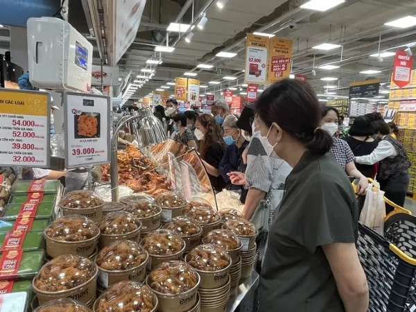 Chen nhau mua hàng ở đại siêu thị Emart Sala