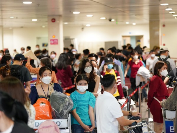Giá vé máy bay Tết năm 2023 lúc cao điểm: Mức 6-7 triệu, bạn về quê hay ở lại?