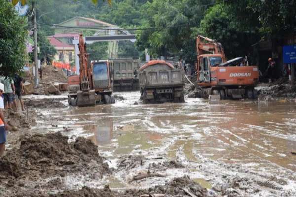 Núi đất đá, bùn lầy khiến thị trấn Mường Xén chưa thể lưu thông