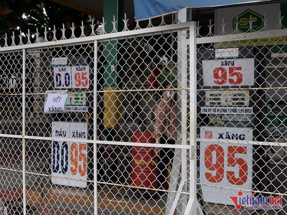 Người dân TP.HCM đội mưa chờ mua xăng 