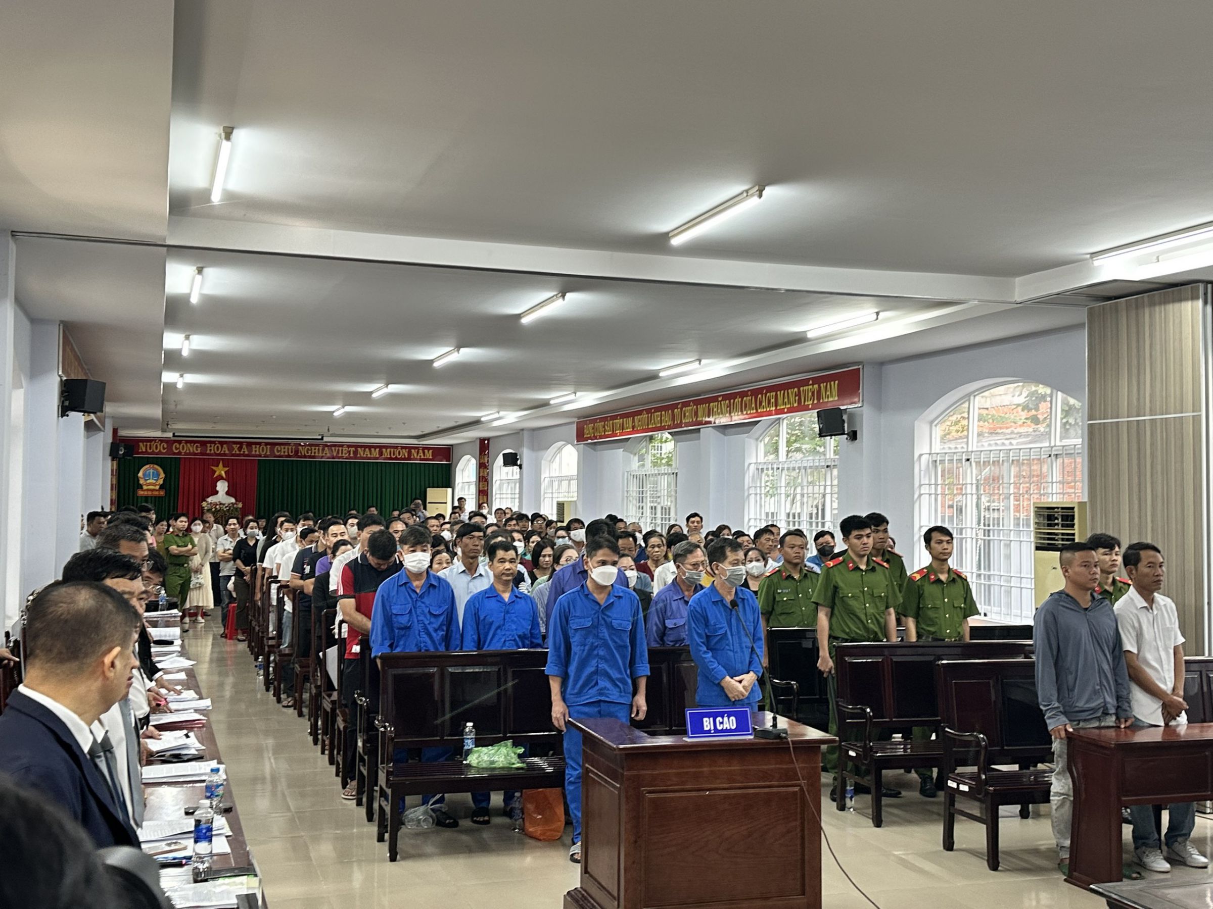 Hoãn xét xử 7 thanh tra giao thông nhận tiền 