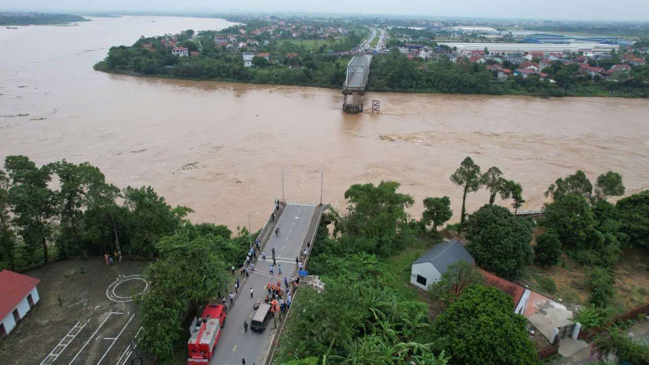 Thủ tướng chỉ đạo tập trung khắc phục sự cố sập nhịp cầu Phong Châu, hậu quả mưa lũ, sạt lở đất do bão số 3